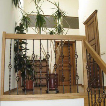 Sąvaržiniai išlengvinti laiptai su dekoruotu metaliniu turėklu SA 45
