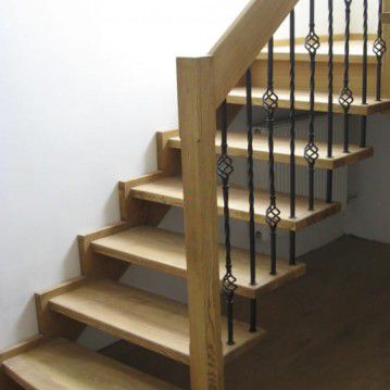 Sąvaržiniai išlengvinti laiptai su dekoruotu metaliniu turėklu SA 49