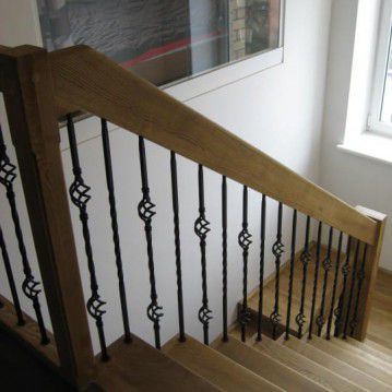 Sąvaržiniai išlengvinti laiptai su dekoruotu metaliniu turėklu SA 53