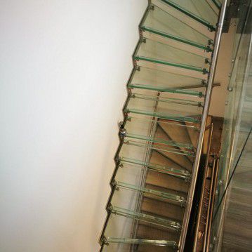 Stikliniai laiptai su nerūdijančio plieno turėklu ST 13