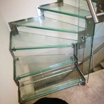 Stikliniai laiptai su nerūdijančio plieno turėklu ST 17