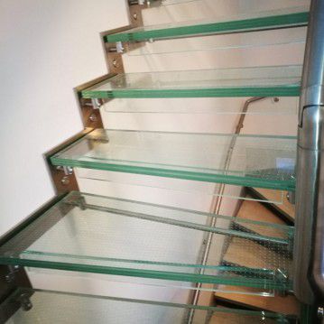 Stikliniai laiptai su nerūdijančio plieno turėklu ST 18