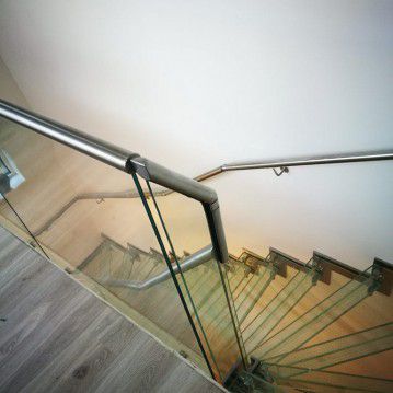 Stikliniai laiptai su nerūdijančio plieno turėklu ST 23