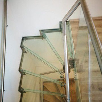 Stikliniai laiptai su nerūdijančio plieno turėklu ST 28