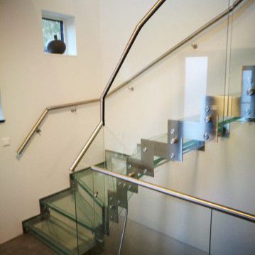 Stikliniai laiptai su nerūdijančio plieno turėklu ST 34